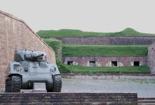 Citadelle de Belfort - Le troisième fossé - Monument à l'entrée de la citadelle rappelant la libération de la ville en 1944