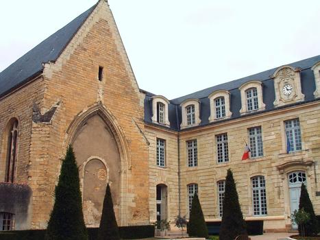 Thouars - Abbatiale Saint-Laon - Chevet de l'église à côté de l'ancien logis abbatial devenu l'hôtel de ville de Thouars