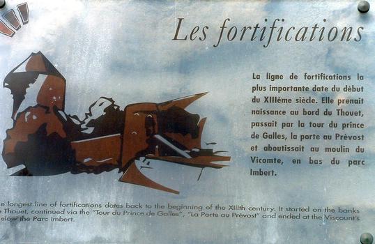Thouars - Remparts - Panneau d'information sur les fortifications