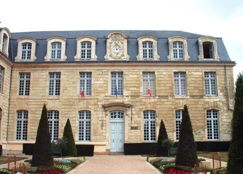 Thouars - Hôtel de ville (ancien bâtiment conventuel de l'abbaye Saint-Laon) - Façade