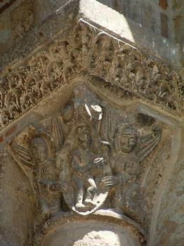 Basilique Saint-Sernin, Toulouse: Porte des Comtes - Deux anges emportent dans une mandorle l'âme de Lazare