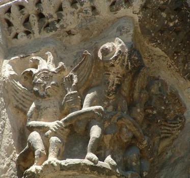 Basilique Saint-Sernin, Toulouse: Porte des Comtes - Supplice du luxurieux, deux diables lui labourent le ventre avec des fourches
