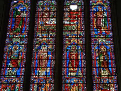 Cathédrale Saint-Etienne, Toul: Vitrail 19 ème siècle du transept Sud - Les évêques de Toul, St Mansuy, St Evre, St Gérard et St Léon IX, au-dessus St Etienne