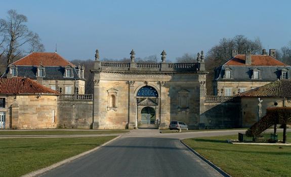 Abbaye de Trois-Fontaines - Portail d'entrée et pavillons