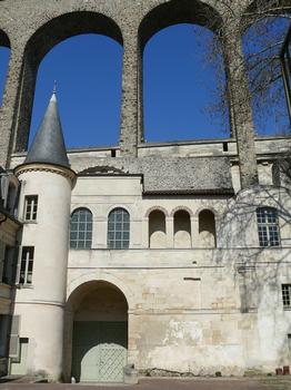 Arcueil - Manoir des Arcs - Entrée du manoir construit par Claude d'Aligre. L'architecte a réutilisé les piles de l'aqueduc romain dans l'aile d'entrée du manoir