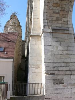 Arcueil - Manoir des Arcs - Entrée du manoir construit par Claude d'Aligre. L'architecte a réutilisé les piles de l'aqueduc romain dans l'aile d'entrée du manoir