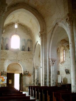 Varenne-l'Arconce - Eglise Saint-Pierre - Nef vue du choeur