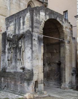 Carpentras - L'arc romain entre la cathédrale Sain-Siffrein et le Palais de justice