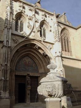 Carpentras - Cathédrale Saint-Siffrein - Portail latéral Sud de style gothique flamboyant