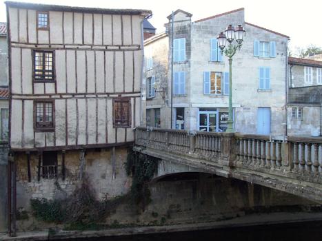 Fontenay-le-Comte - Pont des Sardines et une maison à colombage en encorbellement au-dessus de la Vendée du n°1 de la rue des Orfèvres