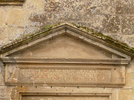 Foussais-Payré - Maison Laurent - Linteau et fronton au-dessus de la porte donnant la date de construction: 1552