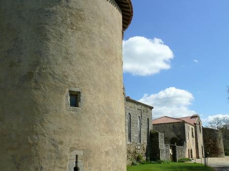 Les Herbiers - Abbaye Notre-Dame de La Grainetière - Entrée de l'abbaye avec la tour de l'abbé et ce qui reste du réfectoire servant aujourd'hui de salle d'accueil