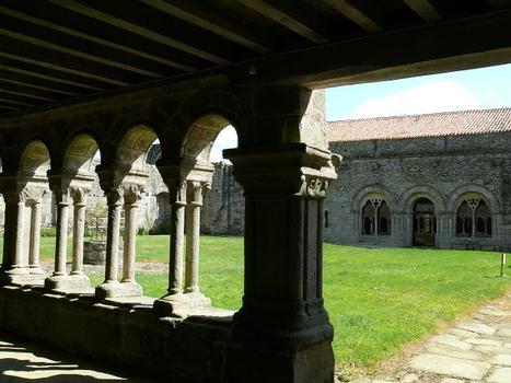 Les Herbiers - Abbaye Notre-Dame de La Grainetière - Le cloître et la salle capitulaire servant aujourd'hui de chapelle