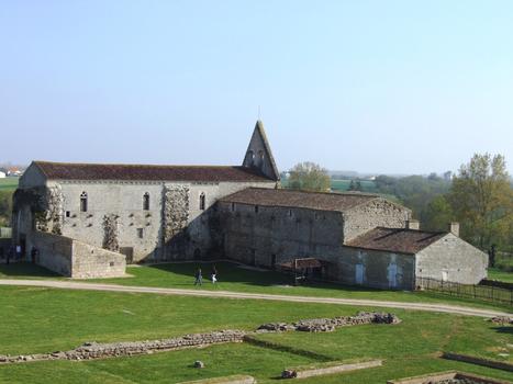 Maillezais - Abbaye Saint-Pierre - Bâtiments monastiques du 13ème