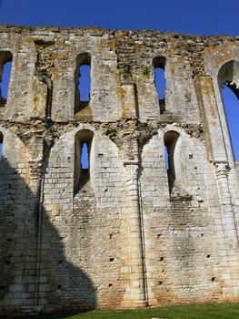 Maillezais - Abbaye Saint-Pierre - Côté nord de la nef - Transition entre la partie romane avec le niveau de la tribune entre les deux niveaux de fenêtres et la partie gothique vers le transept