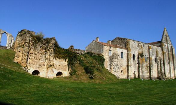 Maillezais - Abbaye Saint-Pierre - Reste du château construit par le duc d'Aquitaine sur l'île de Maillezais au 10 ème et des bâtiments monastiques du 13 ème siècle. En arrière plan, un reste de l'abbatiale
