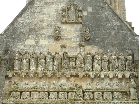 Vouvant - Eglise Notre-Dame - Portail Nord - Fronton avec des sculptures du 15 ème siècle: Cène au premier niveau et Ascension au-dessus