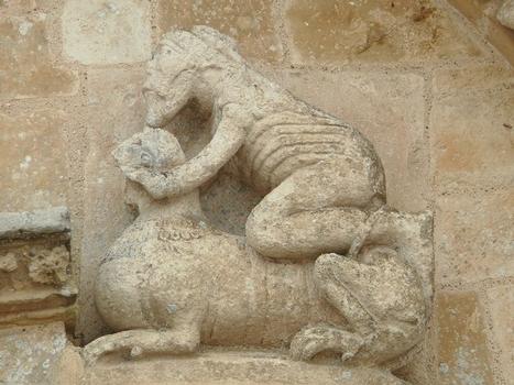 Vouvant - Eglise Notre-Dame - Portail Nord - Sculptures du 12ème siècle: Samson et le lion: Vouvant - Eglise Notre-Dame - Portail Nord - Sculptures du 12 ème siècle: Samson et le lion