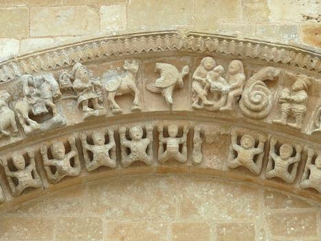 Vouvant - Eglise Notre-Dame - Portail Nord - Sculptures du 12ème siècle: Grand arc avec la fuite en Egypte et animaux fantastiques