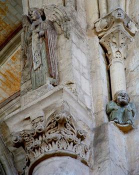 Vendôme - Abbatiale de La Trinité - Croisée du transept - Ange sur un pilier