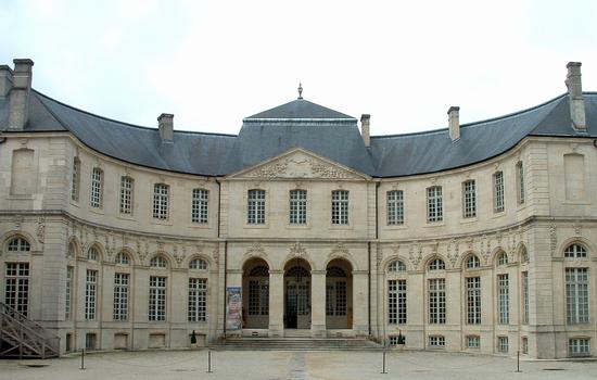 Verdun - Palais épiscopal - Centre mondial de la Paix - Façade sur la cour d'honneur
