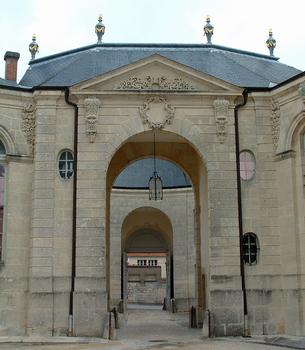 Verdun - Palais épiscopal - Centre mondial de la Paix - Entrée, vue vers la rotule