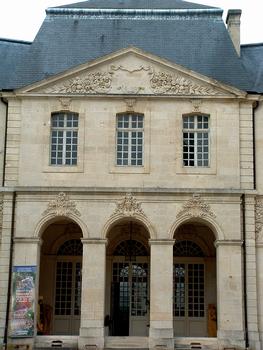 Verdun - Palais épiscopal - Centre mondial de la Paix - Façade sur la cour d'honneur - Avant-corps central