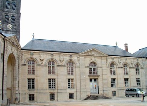Verdun - Palais épiscopal - Centre mondial de la Paix - Bâtiment Est sur la cour d'honneur, à gauche, l'entrée et tour de la cathédrale