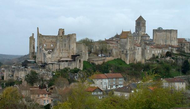 Chauvigny et ses châteaux - De gauche à droite: le château Baronnial, le château d'Harcourt et le donjon de Gouzon avec le clocher de l'église Saint-Pierre