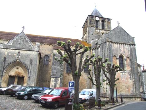 Lusignan - Eglise Notre-Dame-et-Saint-Junien - Ensemble côté sud avec le portail du 15ème siècle