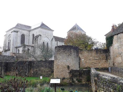 Nouaillé-Maupertuis - Abbaye Saint-Junien - L'abbaye dans ses remparts