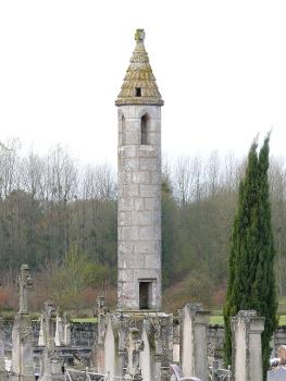 Château-Larcher - Lanterne des morts dans le cimetière