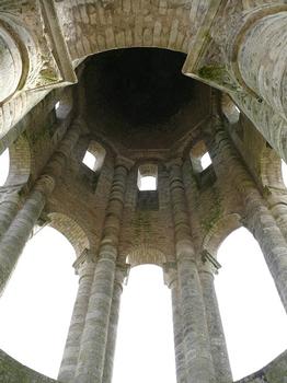 Charroux - Abbaye Saint-Sauveur - Tour octogonale de la croisée du transept ou tour Charlemagne