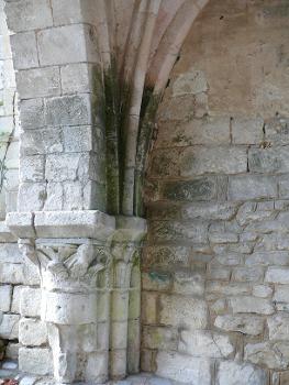 Charroux - Abbaye Saint-Sauveur - Porte de l'aumônerie, ancienne entrée principale de l'abbaye