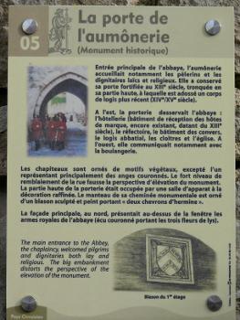 Charroux - Abbaye Saint-Sauveur - Porte de l'aumônerie, ancienne entrée principale de l'abbaye - Panneau d'information