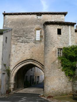 Charroux - Abbaye Saint-Sauveur - Porte de l'aumônerie, ancienne entrée principale de l'abbaye