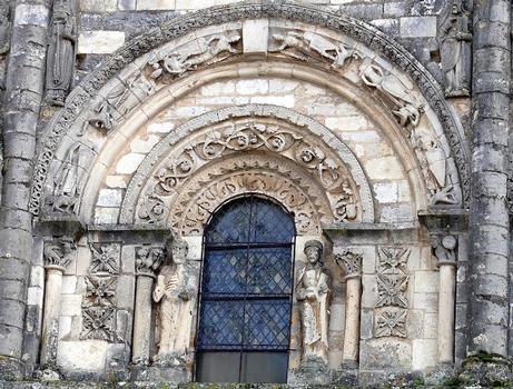 Civray - Eglise Saint-Nicolas - Façade occidentale - Fenêtre centrale: saint Pierre et saint Paul La décoration de la voussure représente le combat des Vertus et des Vices. Les statues en haut de l'image représentent des prophètes