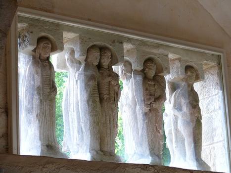 Montmorillon - Hôpital-monastère de la Maison-Dieu - Octogone - Sculpture - Statues-colonnes vues de l'intérieur de la chapelle supérieure