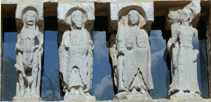 Montmorillon - Hôpital-monastère de la Maison-Dieu - Octogone - Sculptures au-dessus de la porte de la chapelle - Hypothèse: statues-colonnes venant d'un cloître du monastère détruit pendant les Guerres de religion