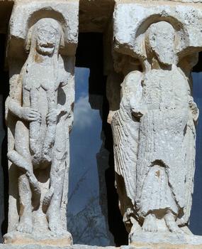 Montmorillon - Hôpital-monastère de la Maison-Dieu - Octogone - Sculptures au-dessus de la porte de la chapelle - A gauche, statue de femme représentant la luxure et, à droite, statue représentant probablement un évangéliste