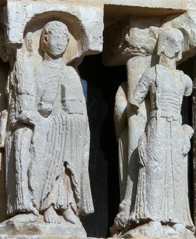 Montmorillon - Hôpital-monastère de la Maison-Dieu - Octogone - Sculpture - Statues-colonnes, à gauche, probablement l'évangéliste saint Jean, à droite, une sainte femme