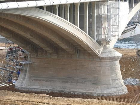 Châtellerault - Pont Camille de Hogues - En cours de réparation des fondations - Une pile