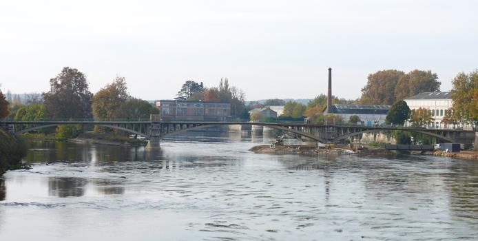 Châtellerault - Pont Camille de Hogues - Le pont vu du pont Henri IV et la Manufacture en arrière-plan