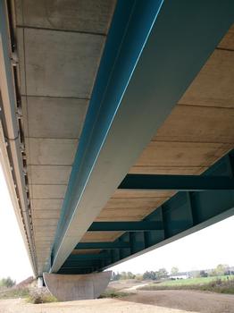 Châtellerault - Pont amont sur la Vienne de la rocade Est : pont bipoutre mixte acier-béton avec un hourdis réalisé en dalles en béton armé préfabriquées