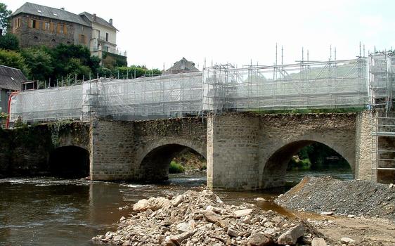 Vigeois - Pont vu de l'aval en cours de restauration en 2004