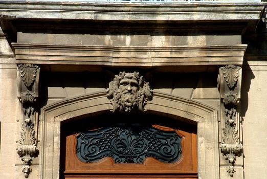 Viviers - Evêché (ancien hôtel de Roqueplane, ancien Hôtel de ville) - Entrée - Décoration du support du balcon