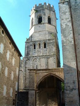 Viviers - Tour Saint-Michel - La tour vue du Sud avec le porche d'entrée de la cathédrale