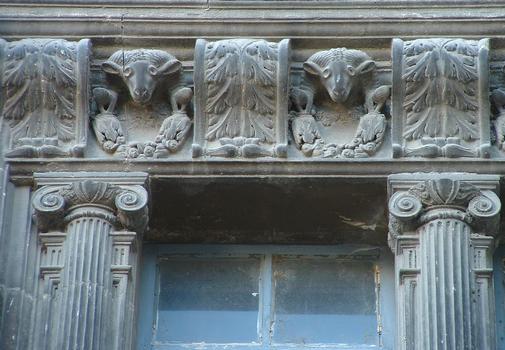 Viviers - Maison des Chevaliers (maison Albert-Noël) - Façade - Fenêtre du premier étage - Décoration