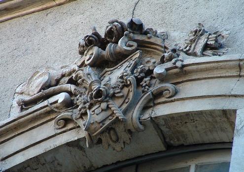 Viviers - Hôtel de Tourville - Décoration d'une fenêtre