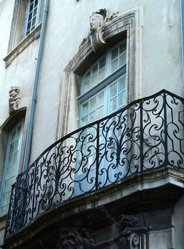 Viviers - Hôtel Mercoyrol de Beaulieu - Balcon et fenêtre au-dessus de la porte d'entrée